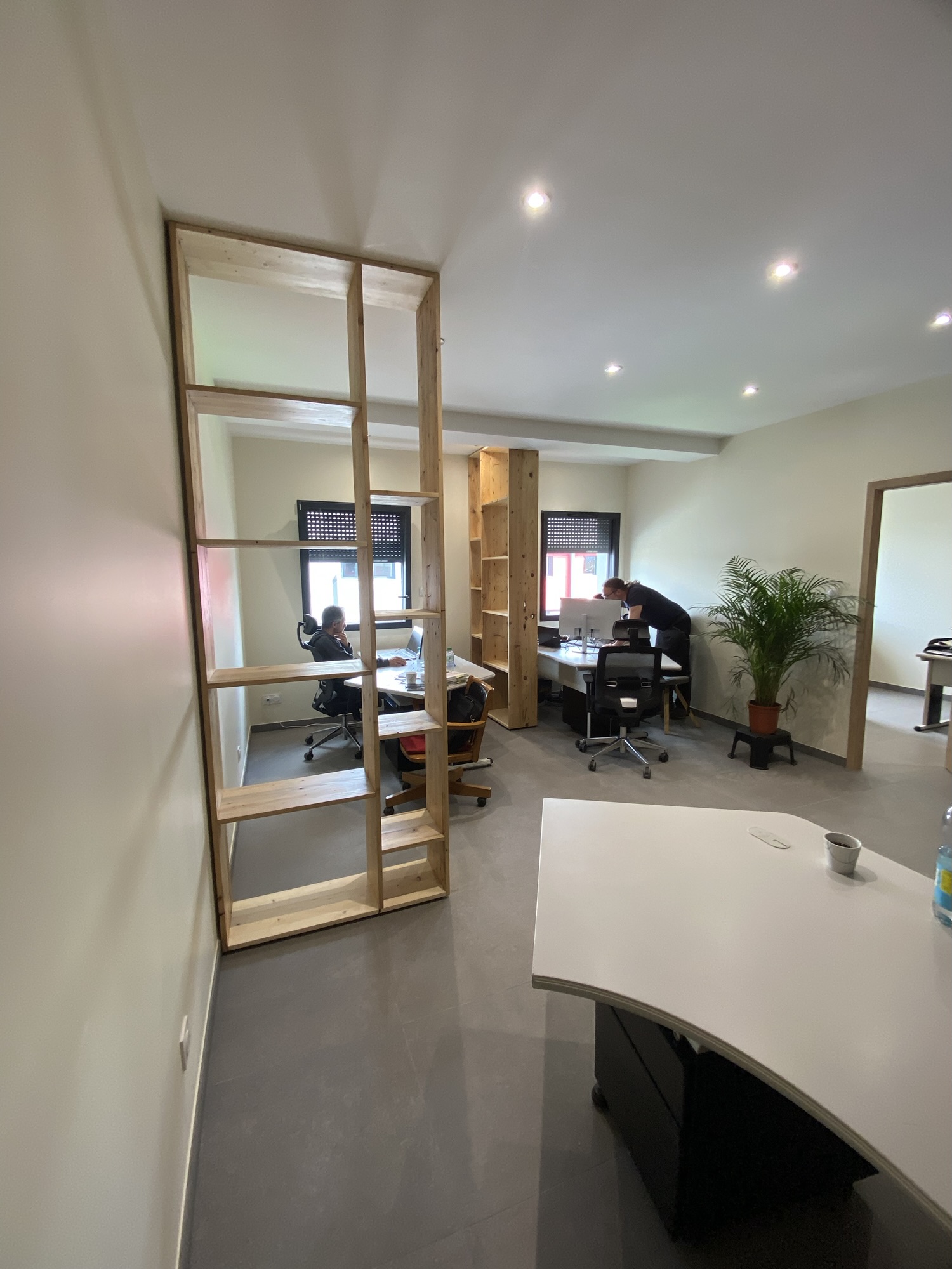 après, Etagère claustra dans des bureaux du jura