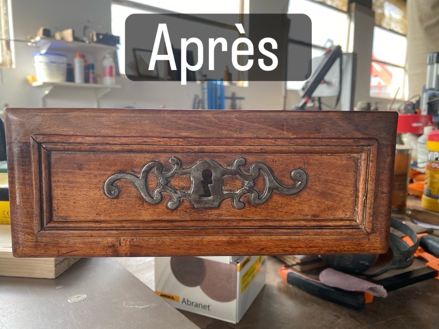 Vaisselier en merisier : réparation de façade de tiroir